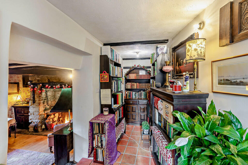 8618200-interior0...