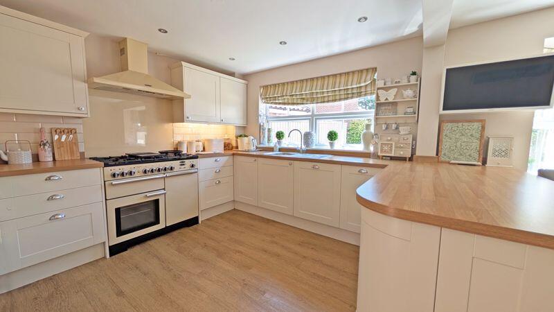 KITCHEN/DINING AREA