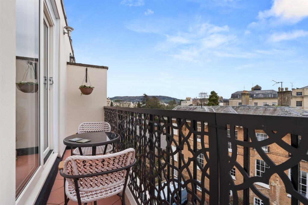 Flat 3 10 Queens Parade-20.jpg