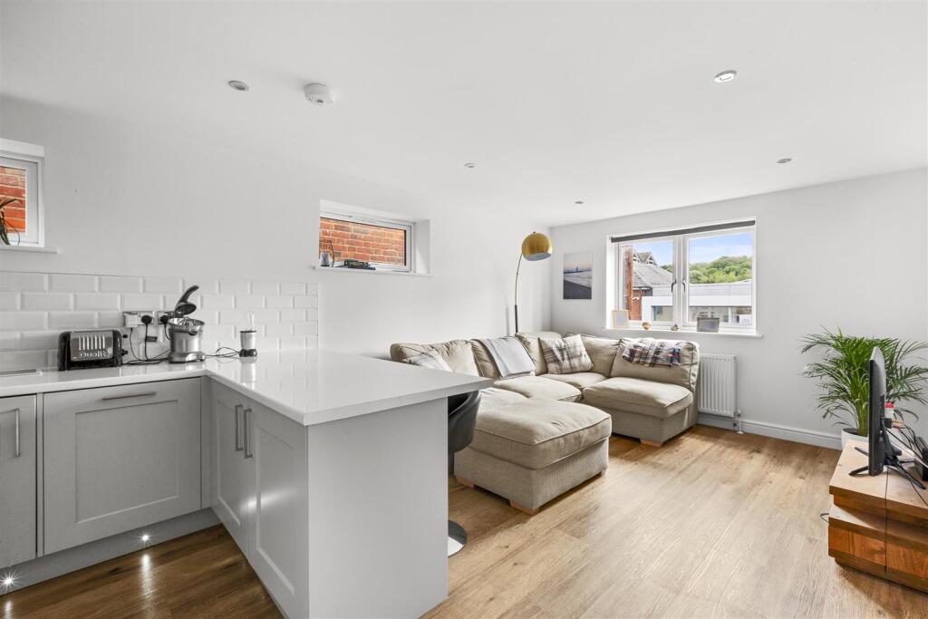 Flat 2, 77 London Road, HP11 1BN-4.jpg