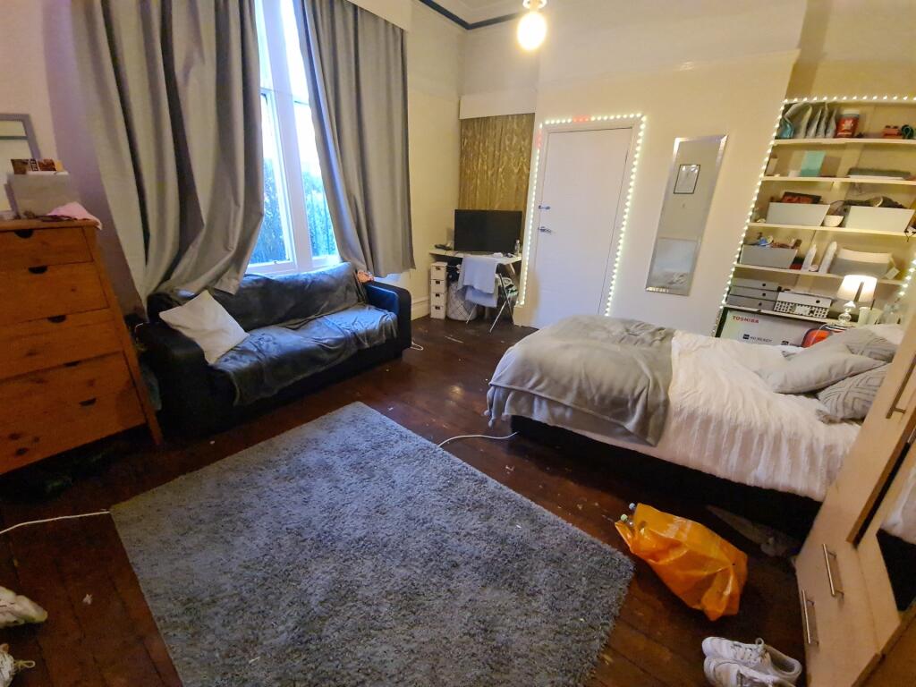 A spacious and inviting bedroom featuring a com...