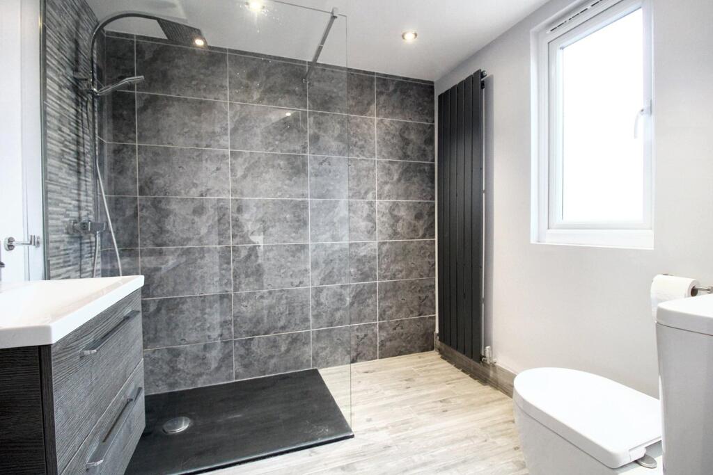 EN-SUITE SHOWER ROOM 