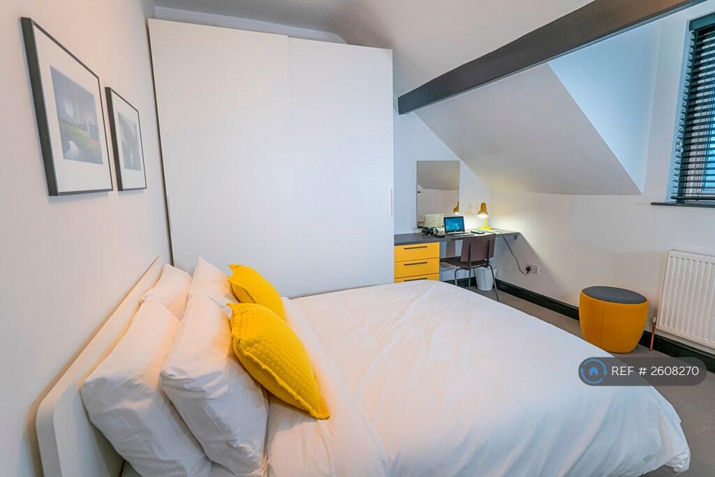 Rear Bedroom Desk And Wardrobe