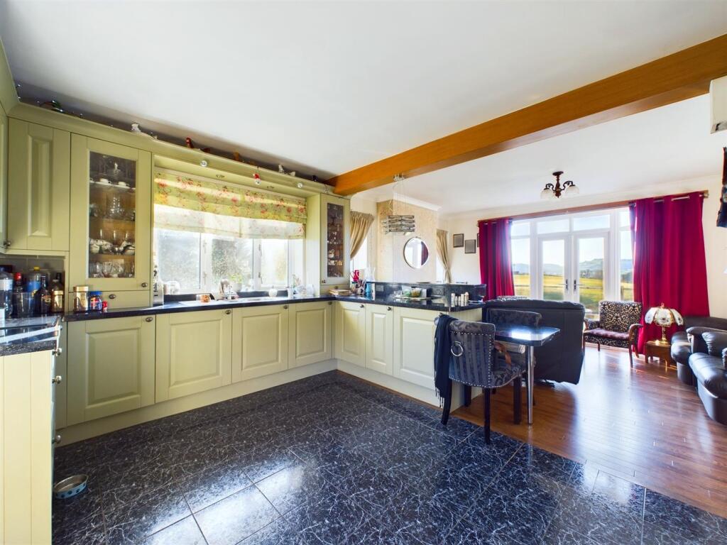 KITCHEN/LIVING ROOM