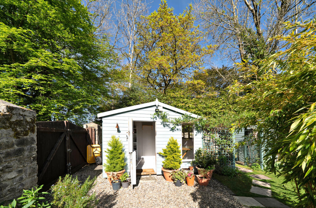 GARDEN OFFICE/HOBBY ROOM
