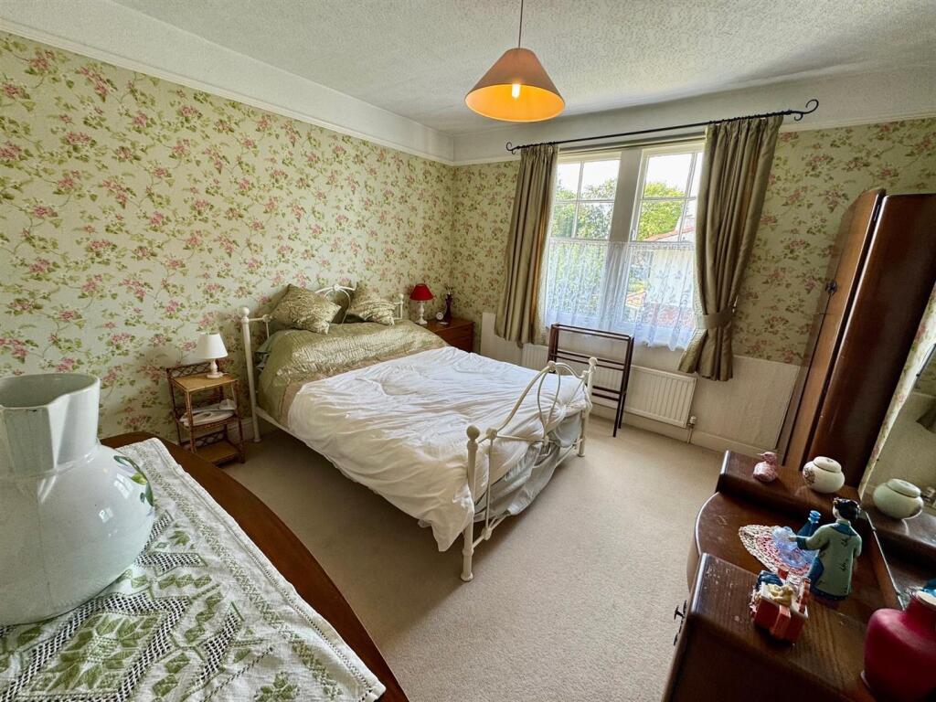 Bedroom 1b.jpg