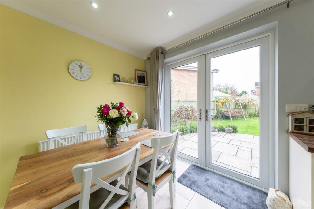 4 Oaktree Close-006.jpg