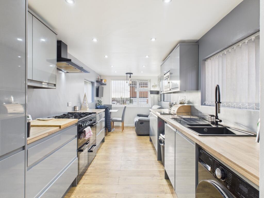 CAM03729G0-PR0198-STILL009