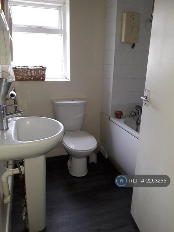 White Overbath Shower, Extr Fan