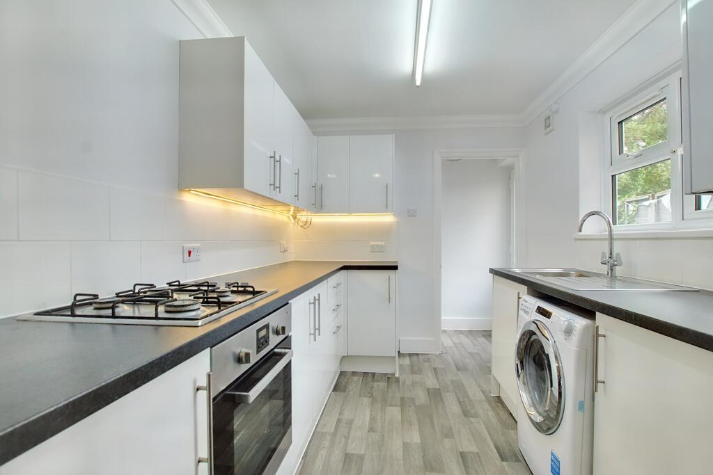 4.kitchen.jpg
