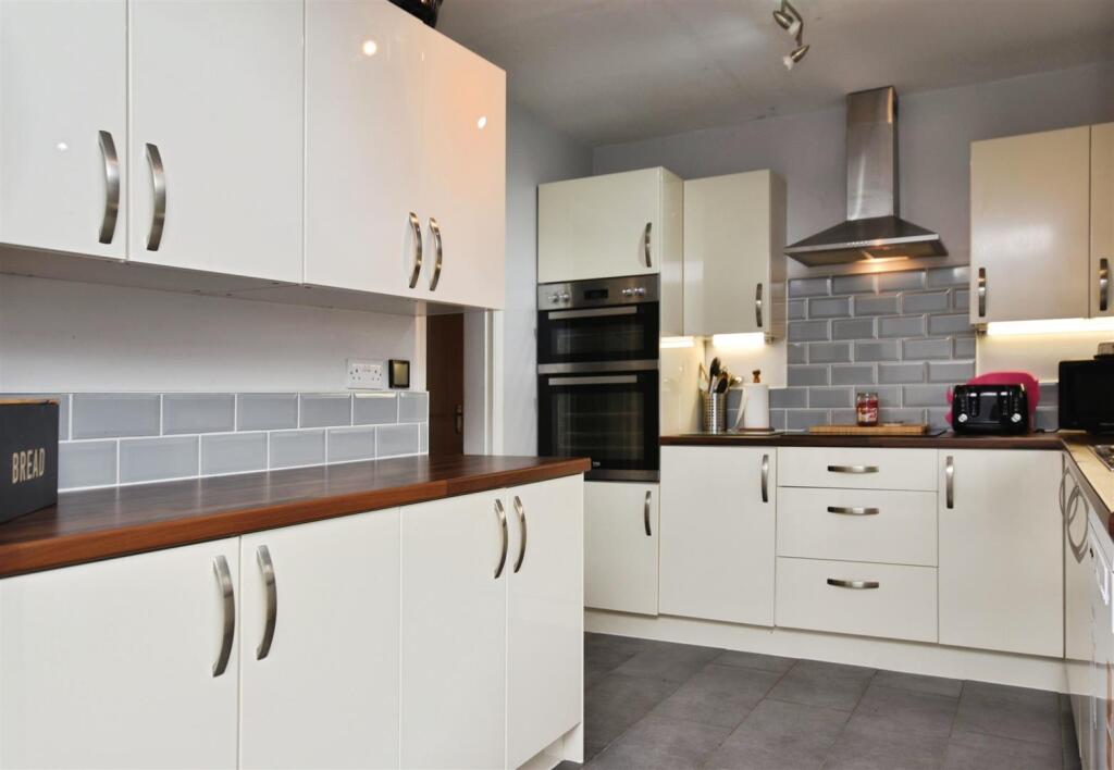 6fbbd6da-kitchen 20a.JPG