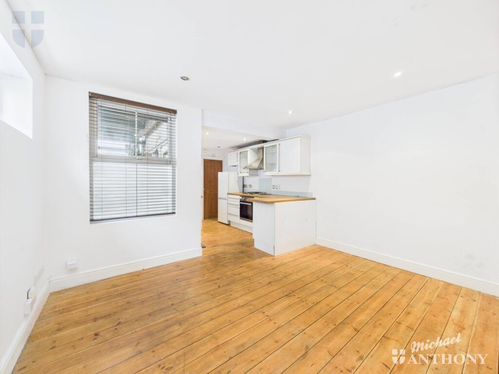 CAM03852G0-PR0336-STILL007 (1)