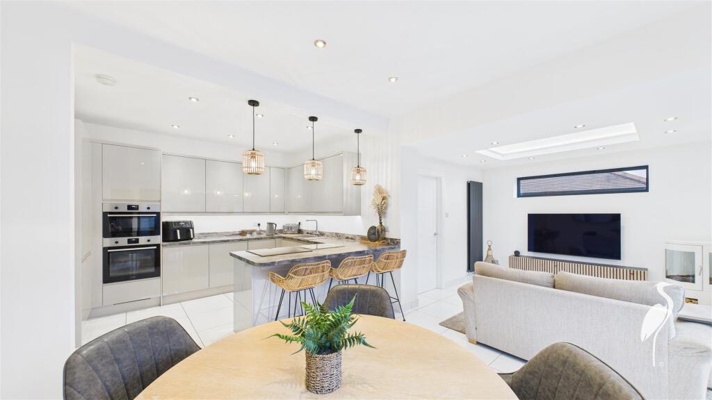 Open Plan Living/Dining &amp; Kitchen Area