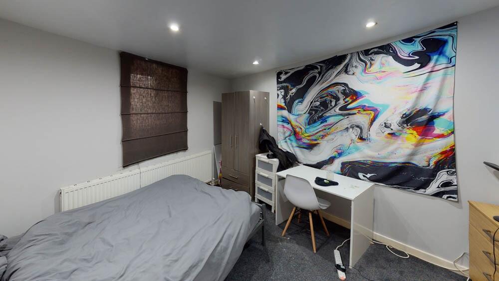 Well-presented double bedroom with a comfortabl...