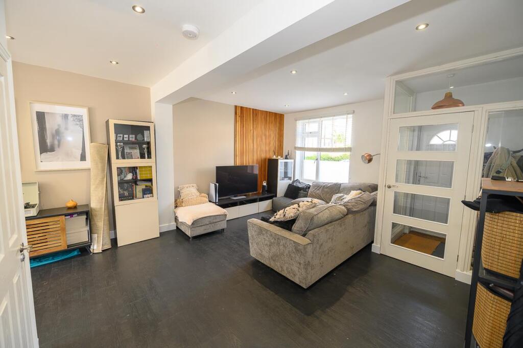 Living room pic 2.jpg