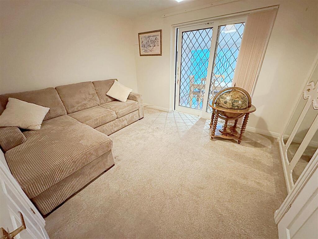 SITTING ROOM/BEDROOM 2