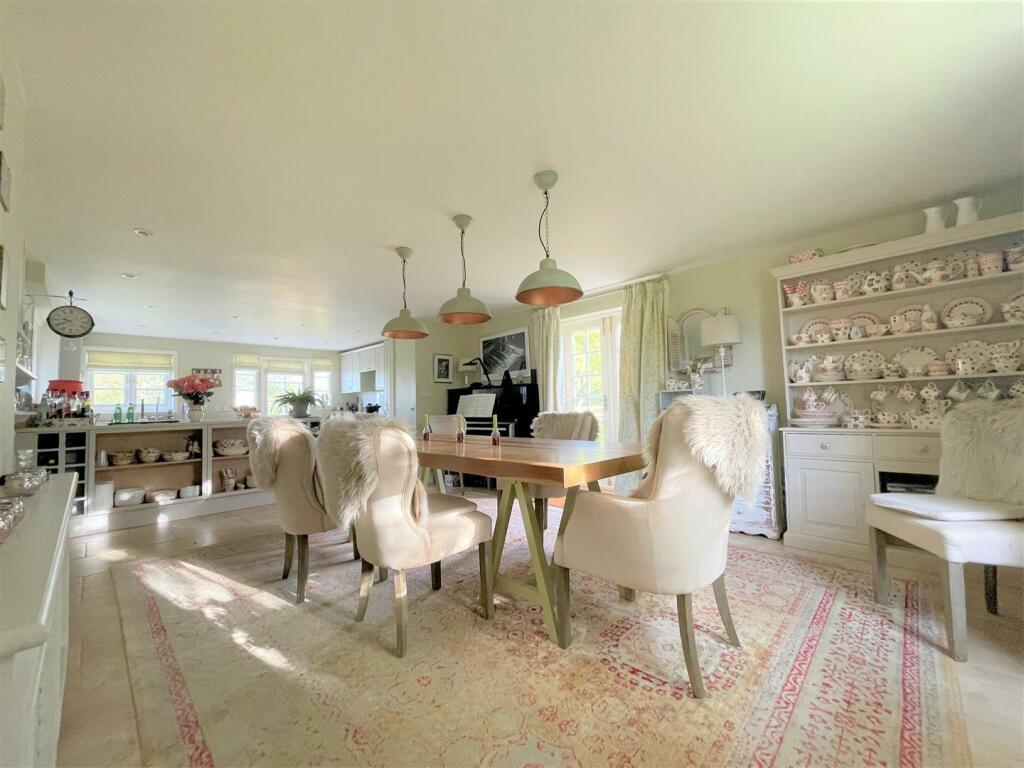 KITCHEN BREAKFAST ROOM