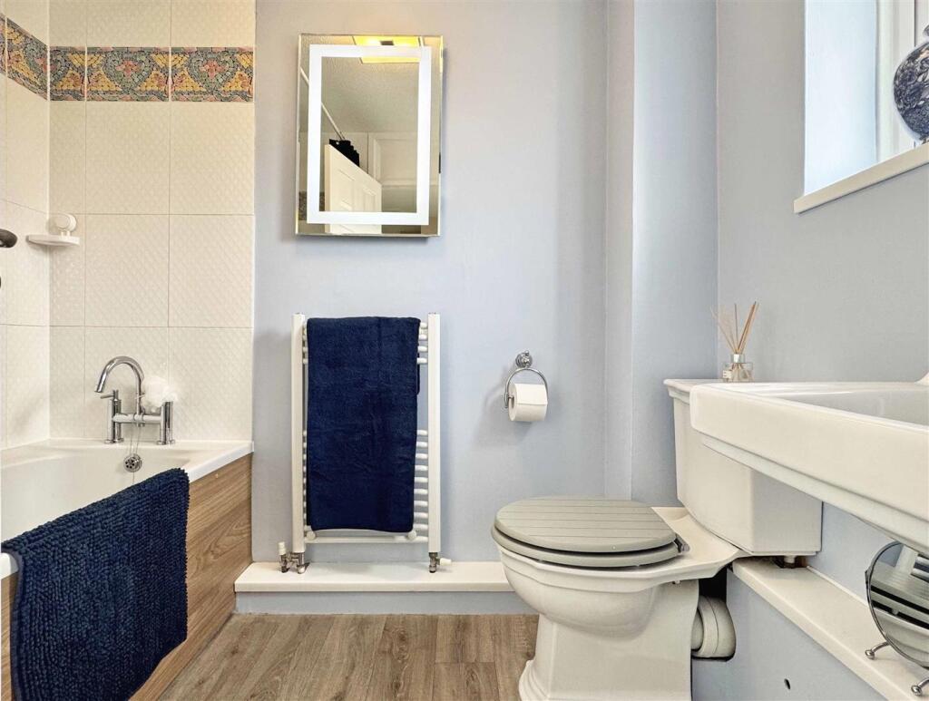 Bathroom b.jpg