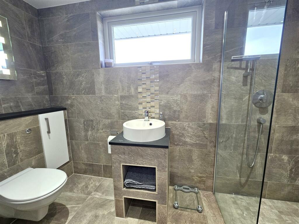 Guest Bedroom En-suite.jpg