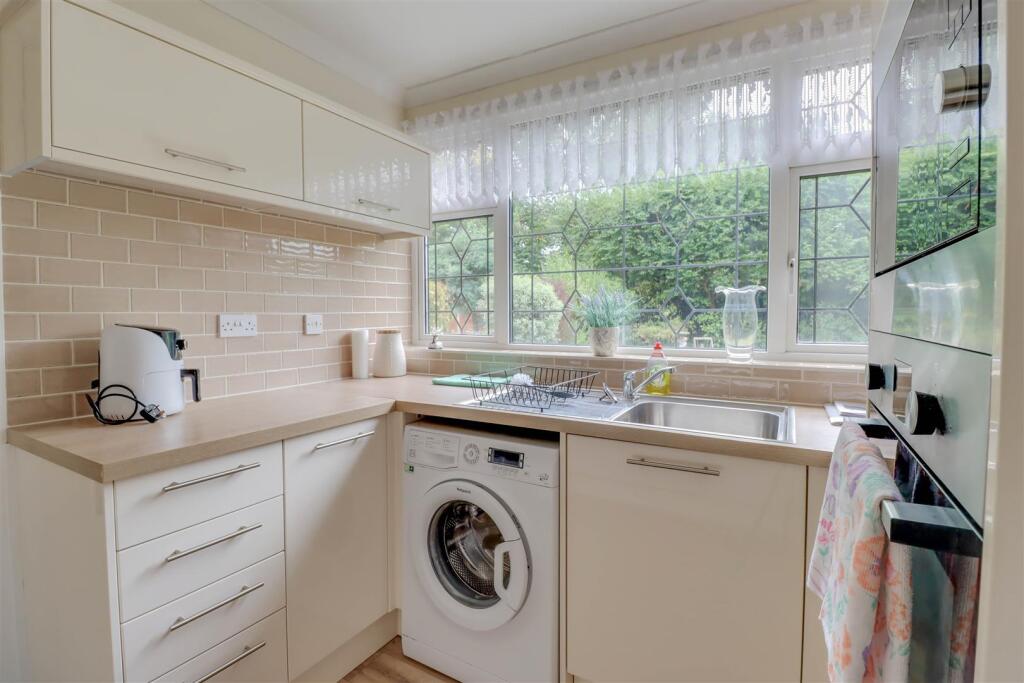 10 HIGHCLIFFE WAY INSIDE-12.jpg