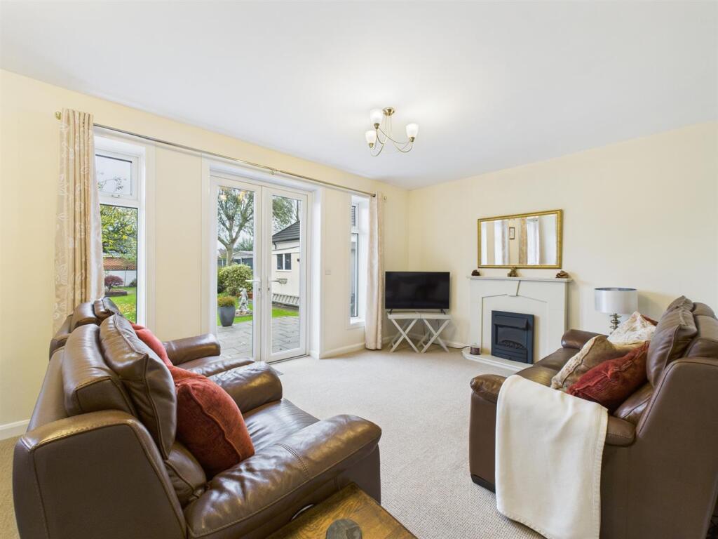 Spacious Lounge/Dining Room