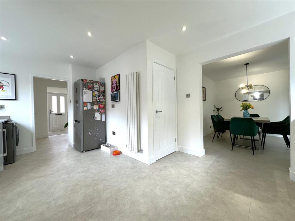 Large OPEN-Plan Living Space 084