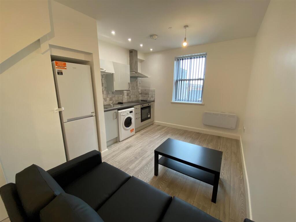 98 Holton Road - Flat 2 - Living Room 2.jpg