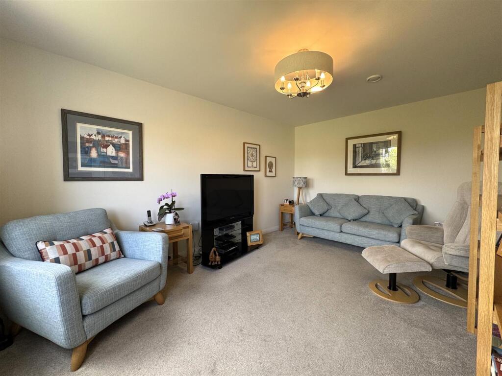 LOUNGE.JPG