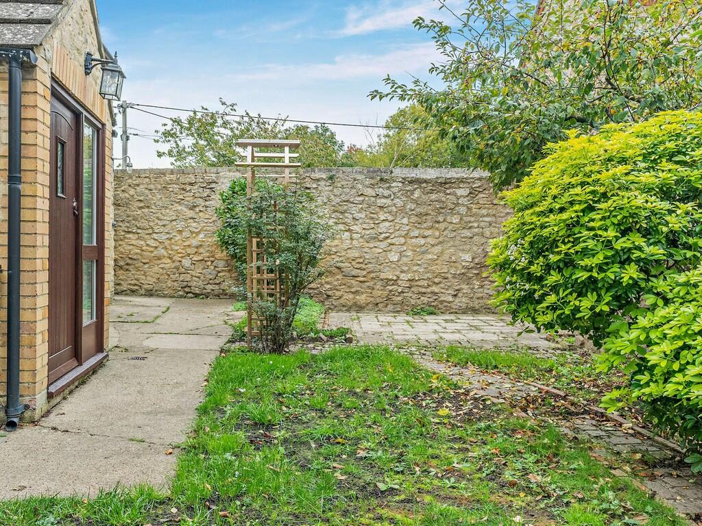 8666823-exterior0...