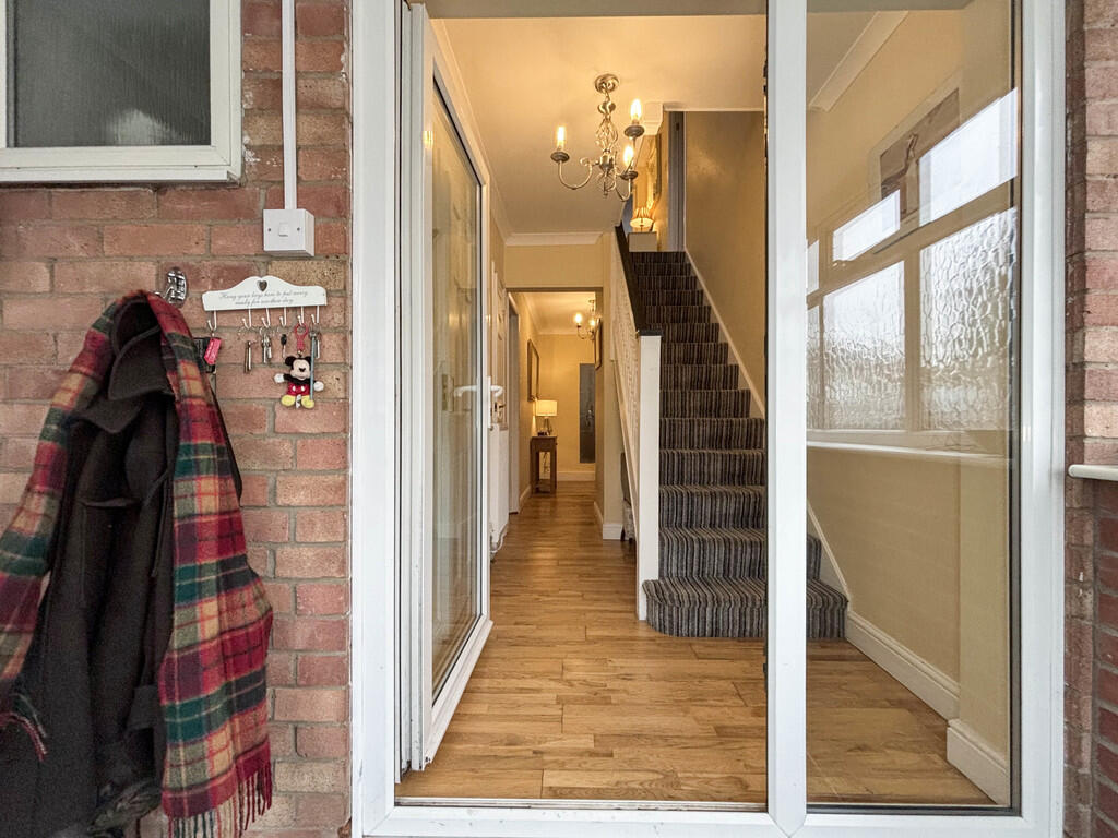 Porch to entrance...