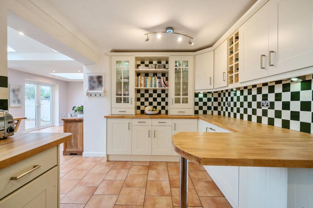 Kitchen/B'fast Room
