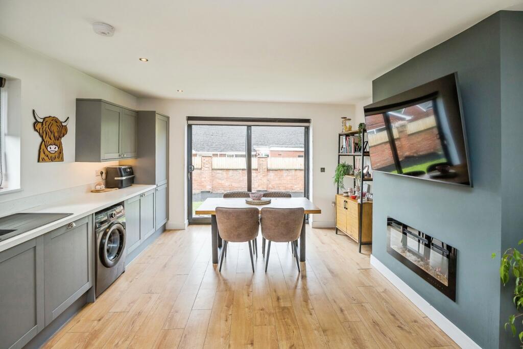 Kitchen/ Dining