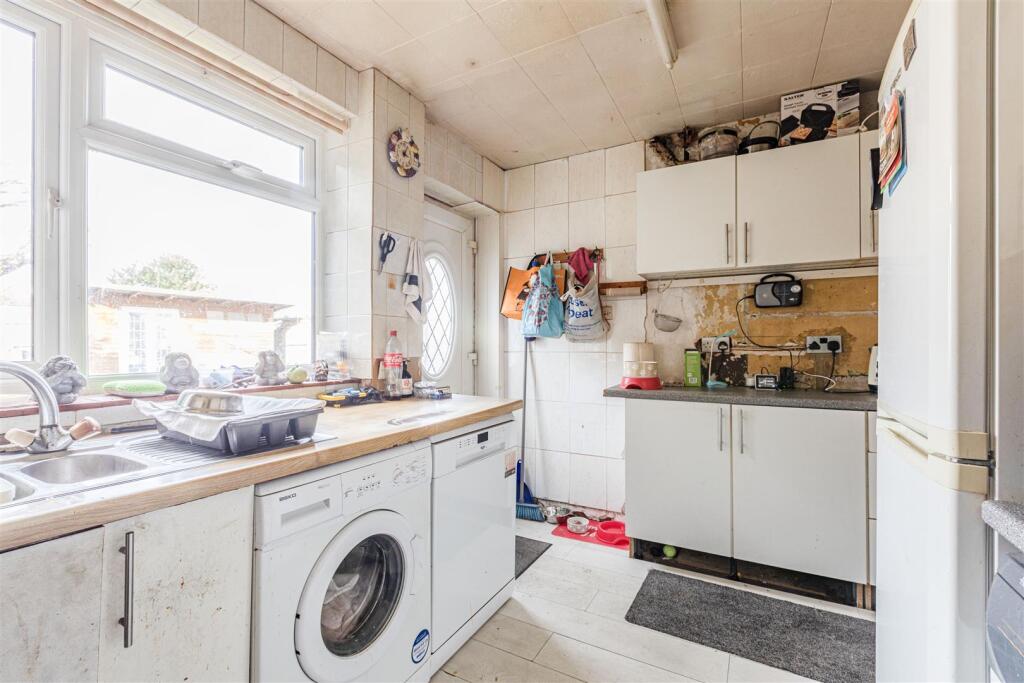 38 Eden Grove Road Byfleet, KT147PX - 6.jpg