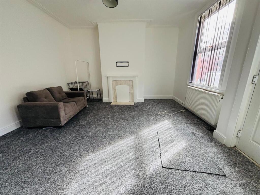 Living Room Area: