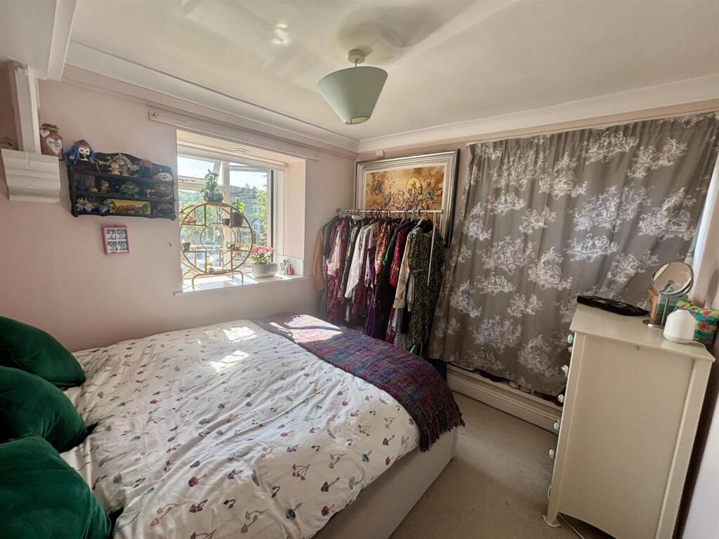 Bedroom 1.jpg