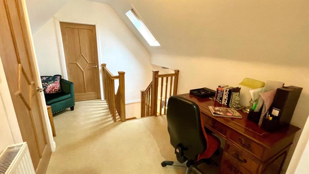FIRST FLOOR LANDING/ STUDY AREA