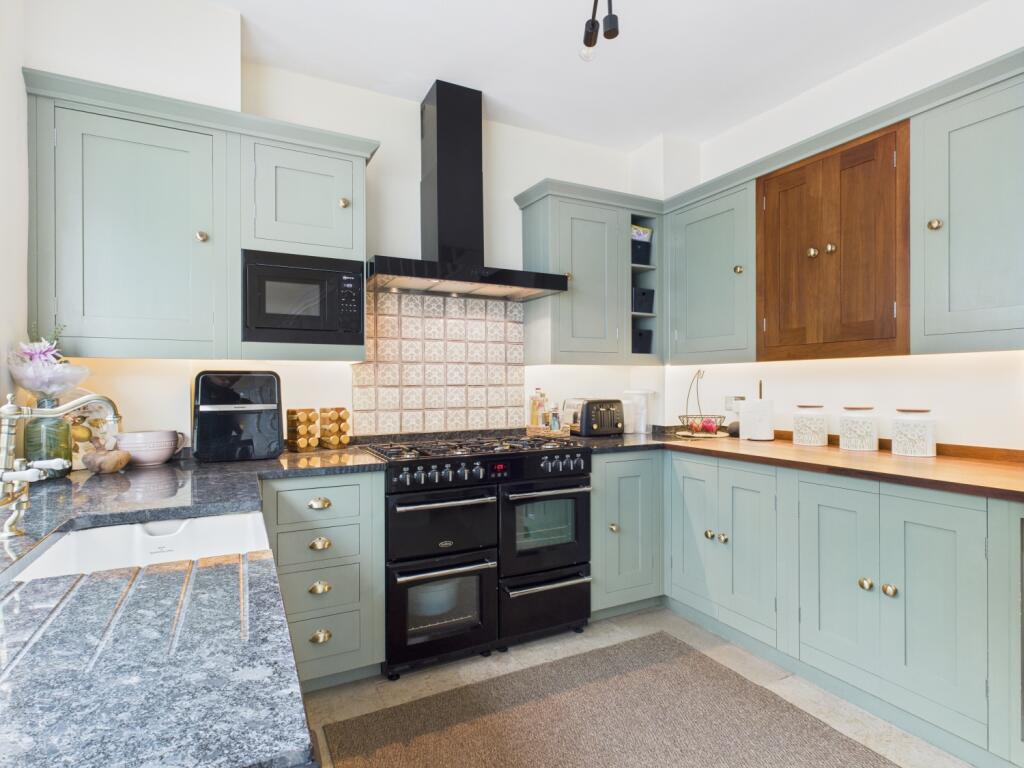 CAM03729G0-PR0080-STILL009