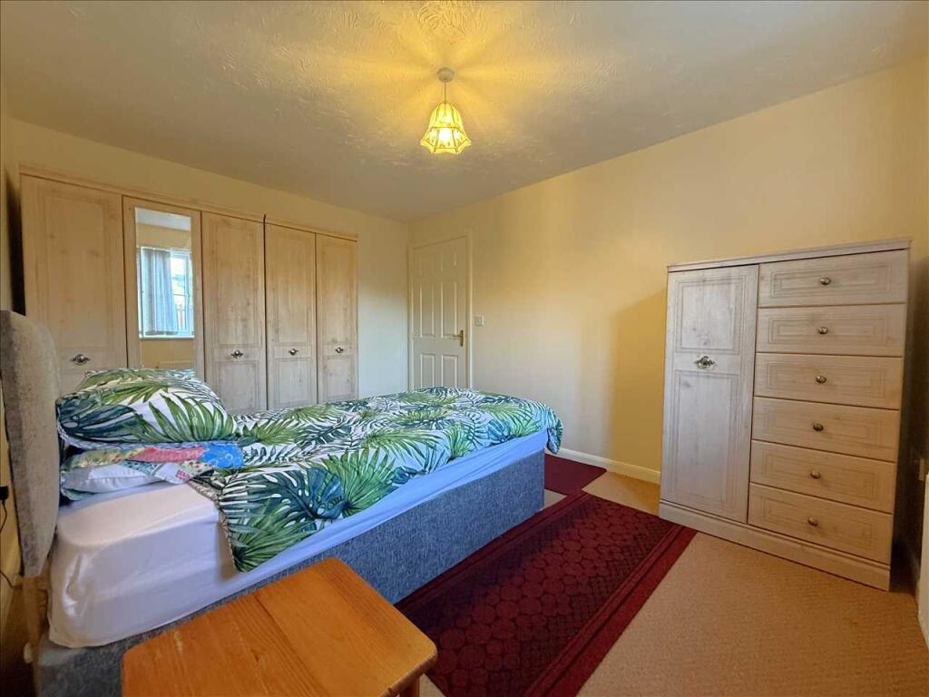 Bedroom (rear)