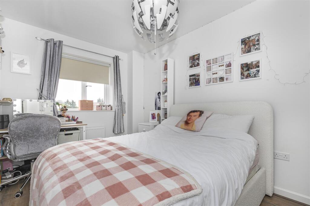 Bed 2.jpg