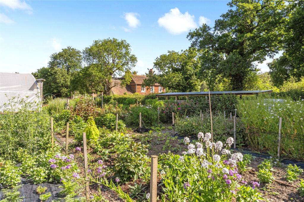 Kitchen/Flower Garde