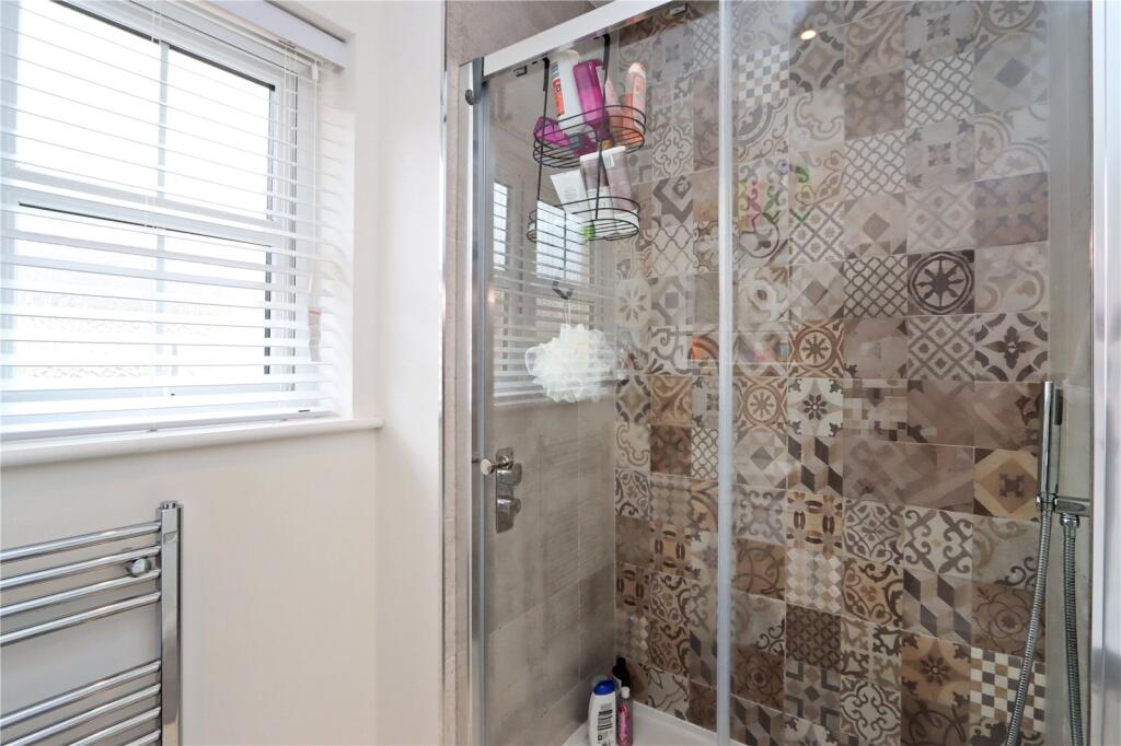 En Suite Shower Pic2