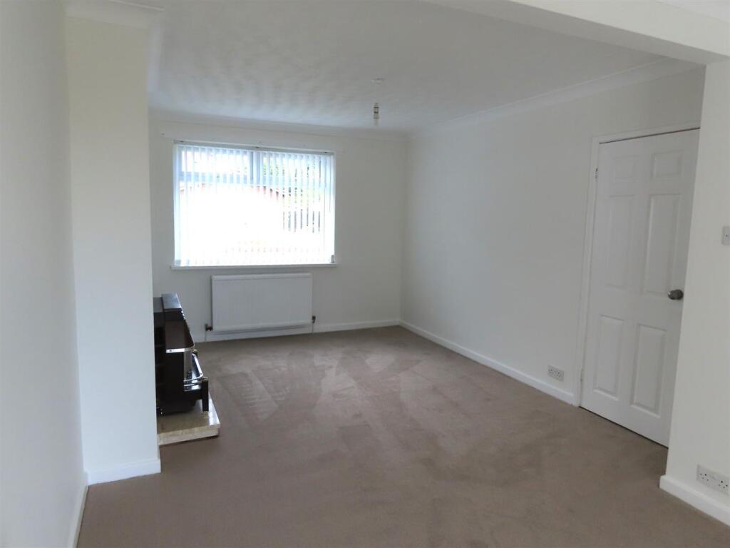 LOUNGE THROUGH TO DINING AREA