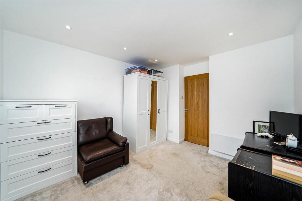 21 Ashingdon Close-3_web.jpg