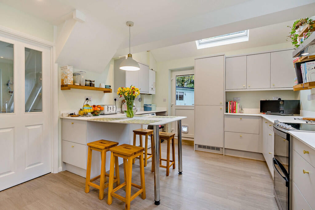 8640597-interior1...