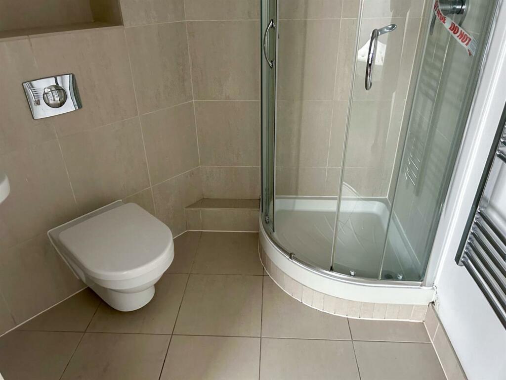 En-suite Shower Room: