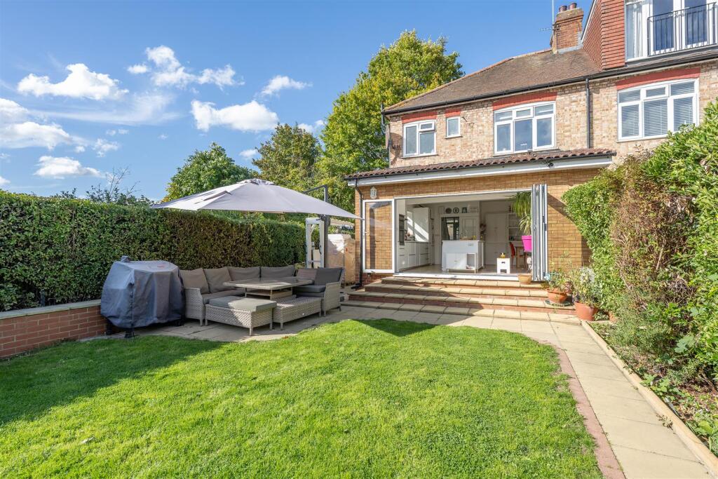 Waverley Avenue, E4