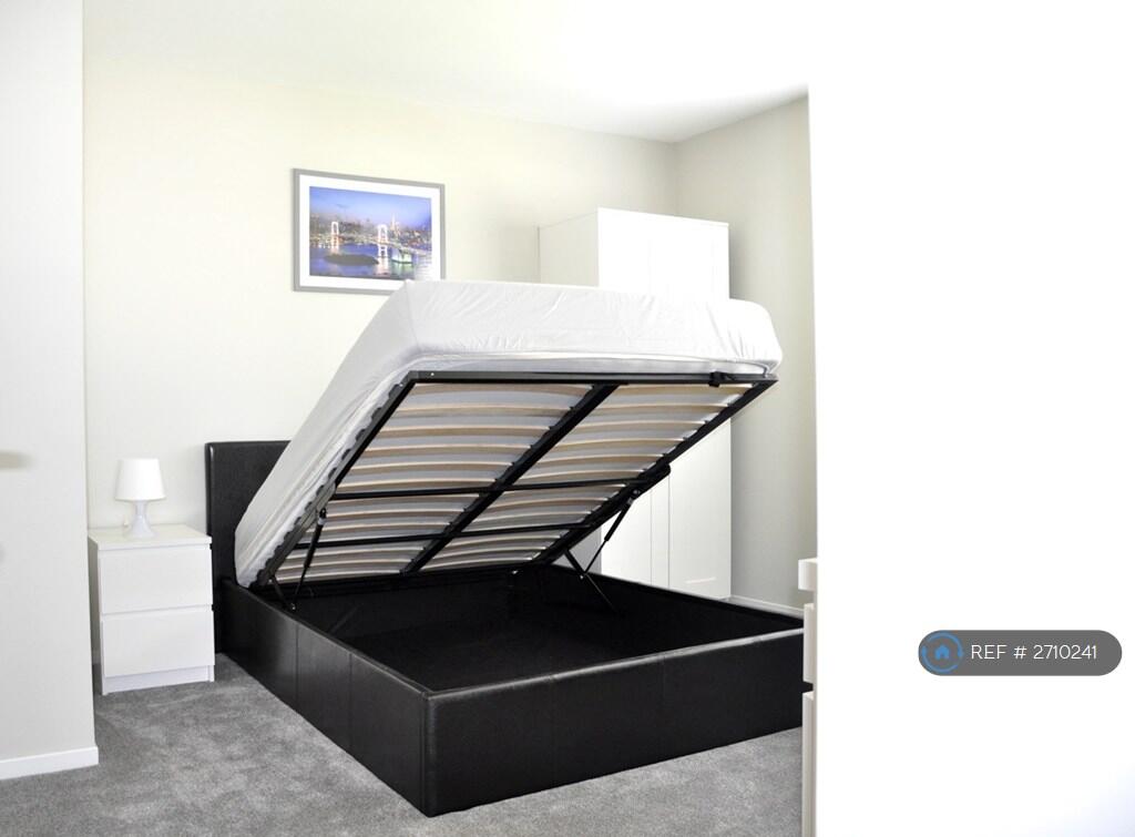 Upstairs Large Bedroom £580pm