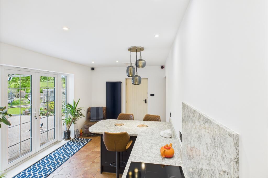 CAM04201G0-PR0085-STILL029