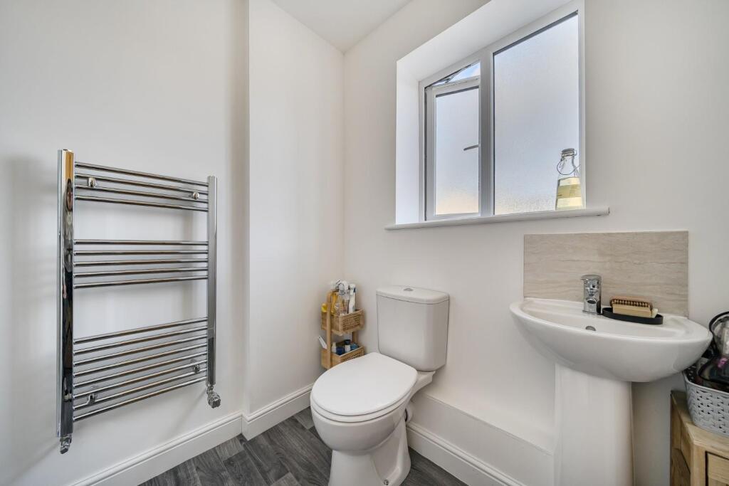 Ensuite corner.jpg