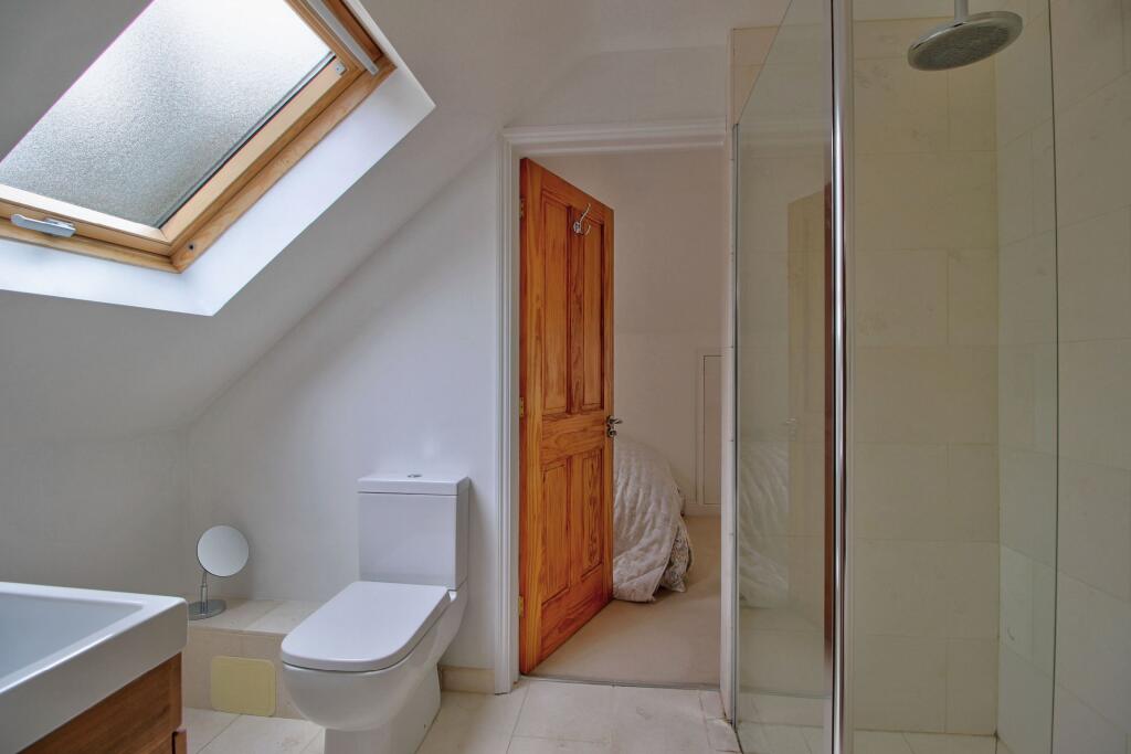 Jack &amp; Jill Bathroom (Bedrooms 2 &amp; 3)